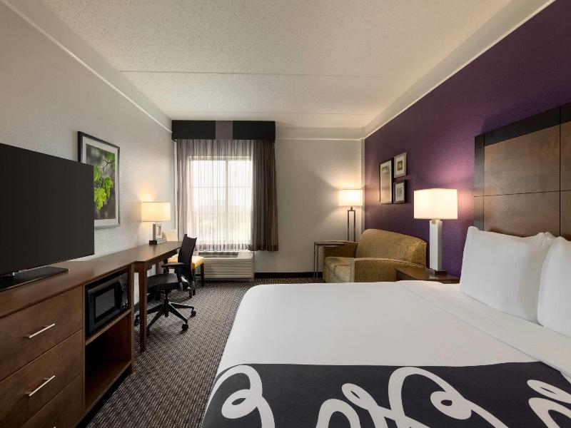 La Quinta Inn & Suites Arlington North 6 Flags Dr image