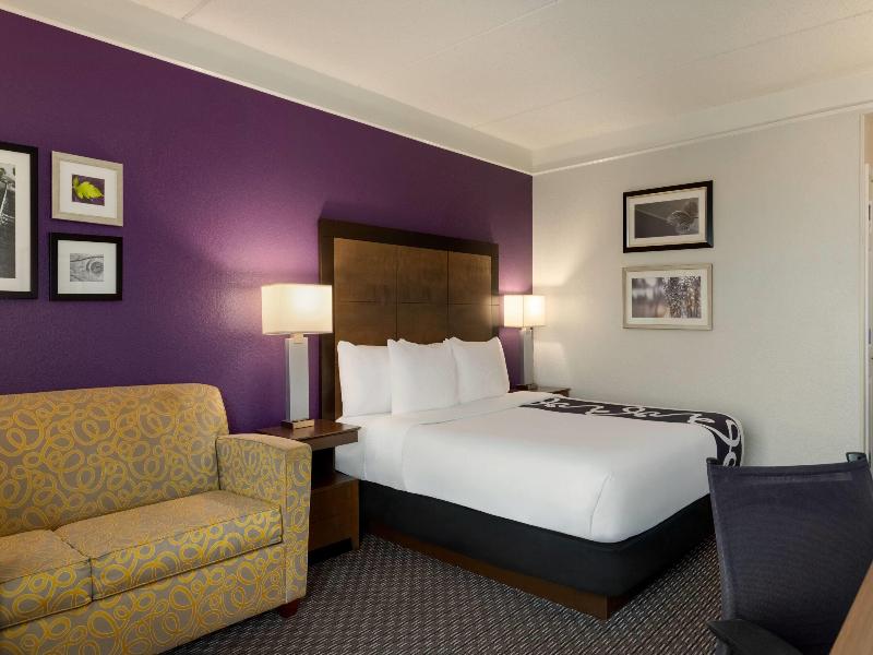 La Quinta Inn & Suites Arlington North 6 Flags Dr image