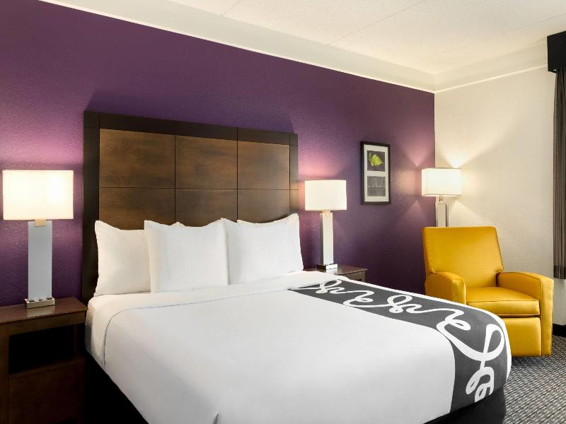 La Quinta Inn & Suites Arlington North 6 Flags Dr image