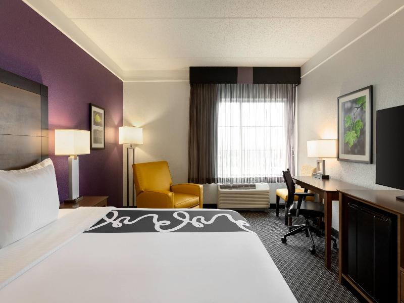 La Quinta Inn & Suites Arlington North 6 Flags Dr image