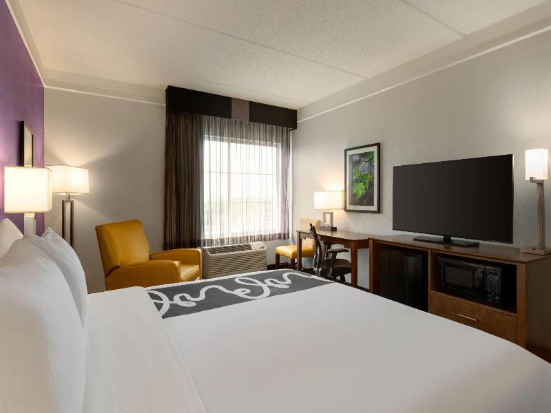 La Quinta Inn & Suites Arlington North 6 Flags Dr image