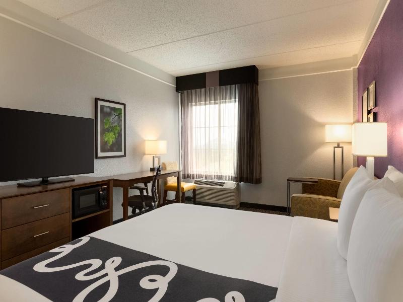 La Quinta Inn & Suites Arlington North 6 Flags Dr image