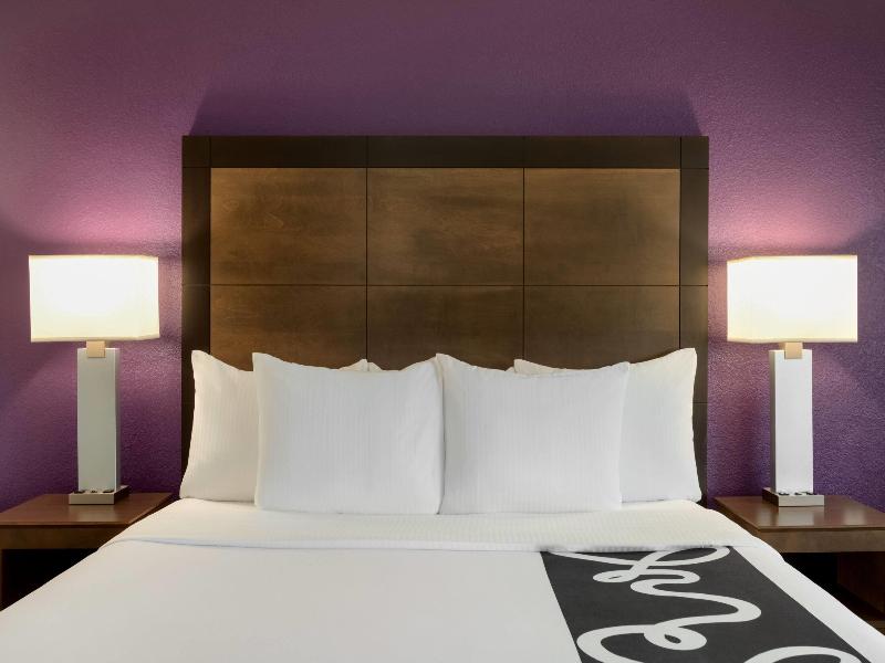 La Quinta Inn & Suites Arlington North 6 Flags Dr image