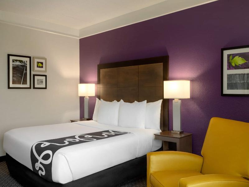 La Quinta Inn & Suites Arlington North 6 Flags Dr image