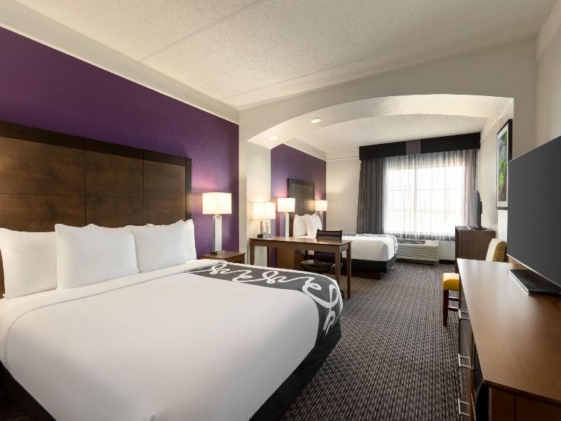 La Quinta Inn & Suites Arlington North 6 Flags Dr image