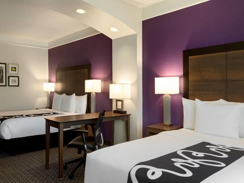 La Quinta Inn & Suites Arlington North 6 Flags Dr image