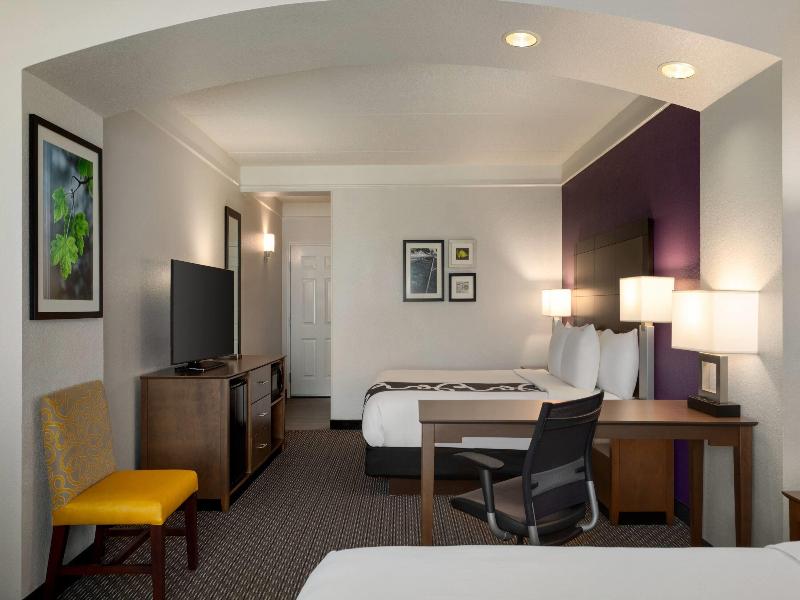 La Quinta Inn & Suites Arlington North 6 Flags Dr image