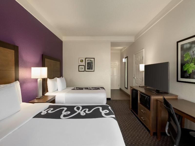 La Quinta Inn & Suites Arlington North 6 Flags Dr image