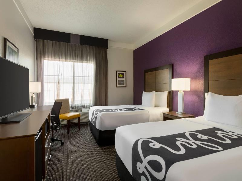 La Quinta Inn & Suites Arlington North 6 Flags Dr image