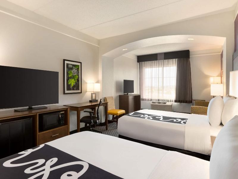 La Quinta Inn & Suites Arlington North 6 Flags Dr image
