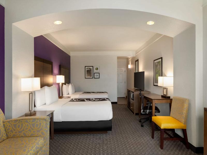 La Quinta Inn & Suites Arlington North 6 Flags Dr image