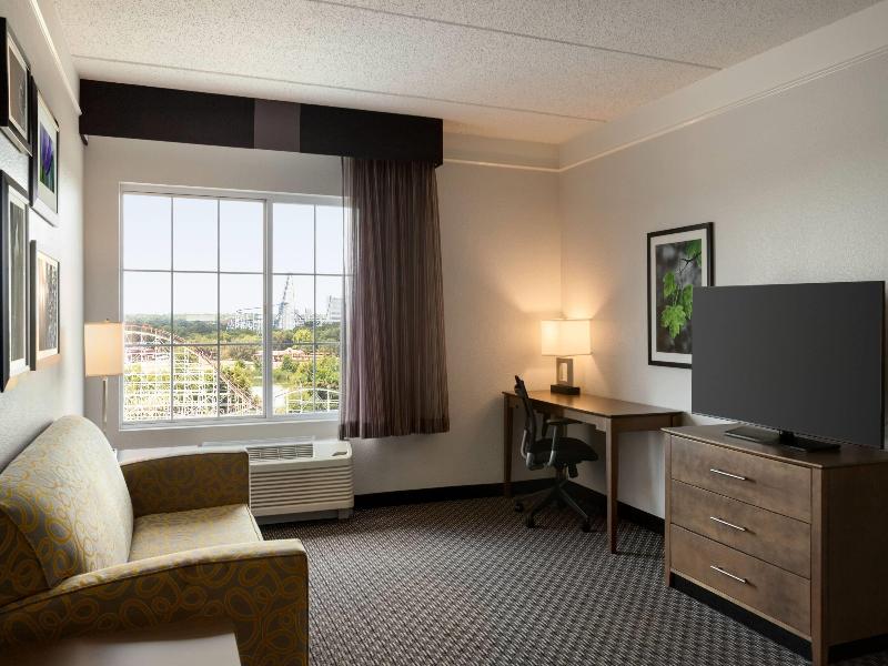 La Quinta Inn & Suites Arlington North 6 Flags Dr image
