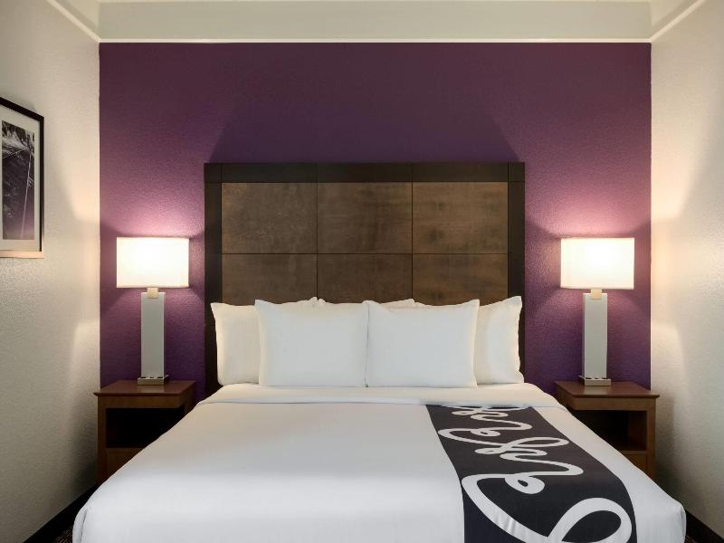La Quinta Inn & Suites Arlington North 6 Flags Dr image