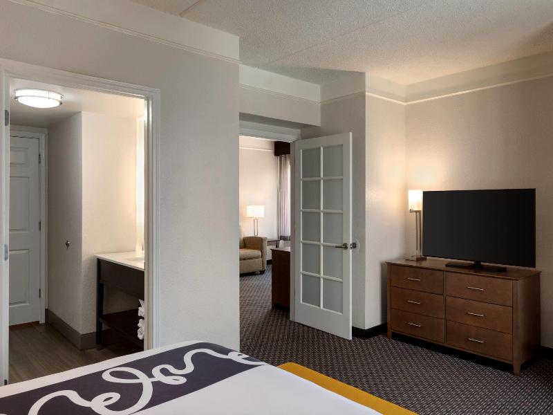 La Quinta Inn & Suites Arlington North 6 Flags Dr image