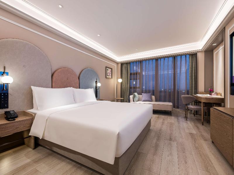 Mercure Nantong Suxitong Riverside image