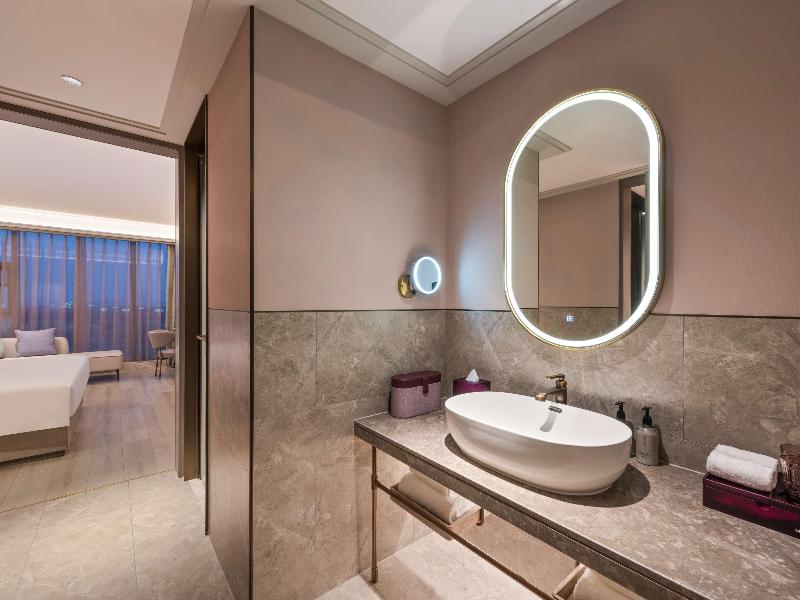 Mercure Nantong Suxitong Riverside image