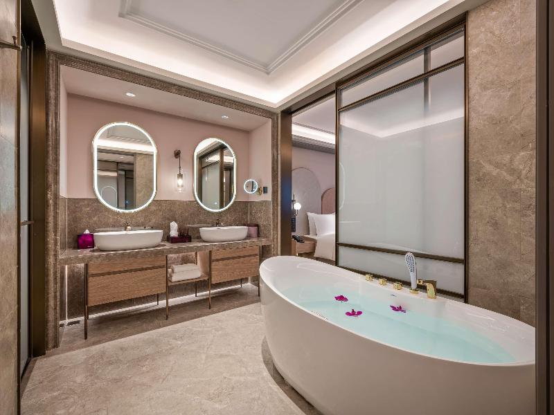 Mercure Nantong Suxitong Riverside image