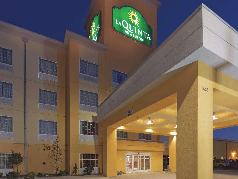La Quinta Inn & Suites By Wyndham Minot image