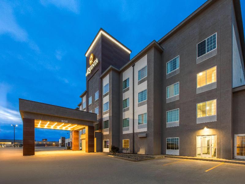La Quinta Inn & Suites By Wyndham Minot image