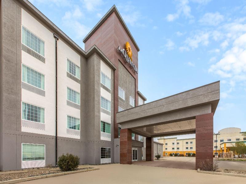 La Quinta Inn & Suites By Wyndham Minot image