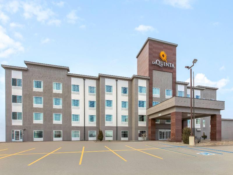 La Quinta Inn & Suites By Wyndham Minot image