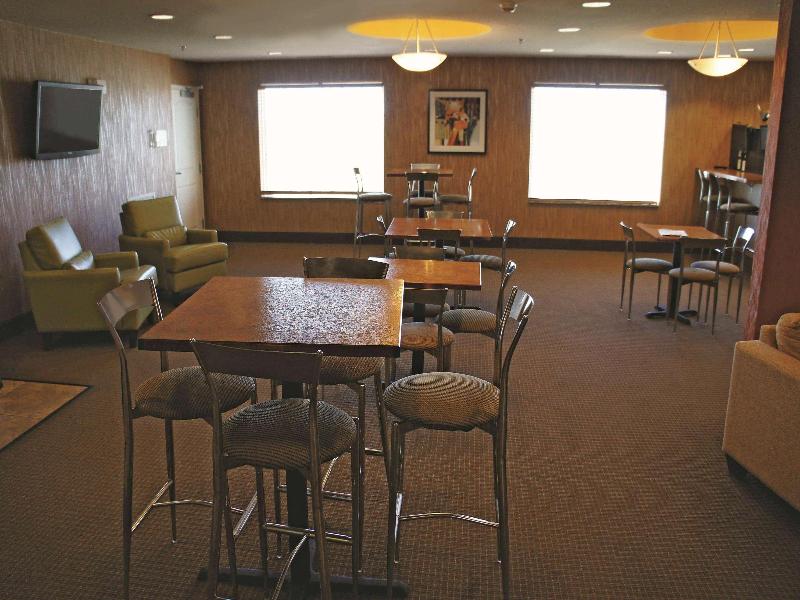 La Quinta Inn & Suites By Wyndham Minot image