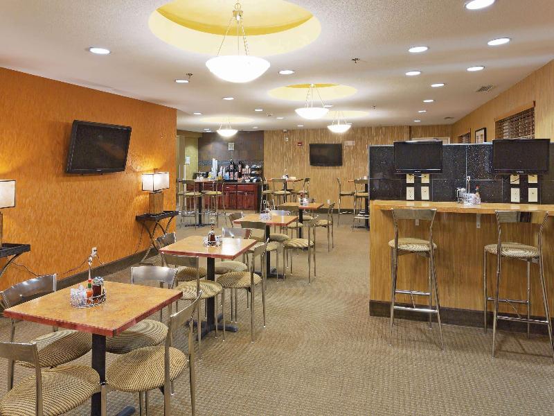 La Quinta Inn & Suites By Wyndham Minot image