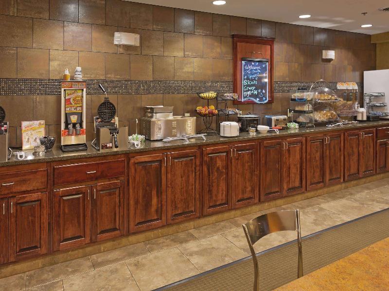 La Quinta Inn & Suites By Wyndham Minot image
