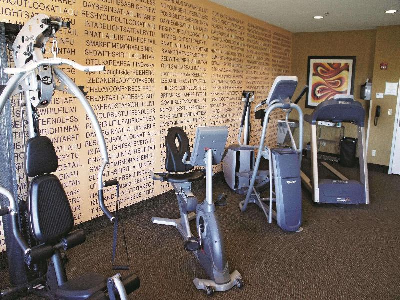 La Quinta Inn & Suites By Wyndham Minot image