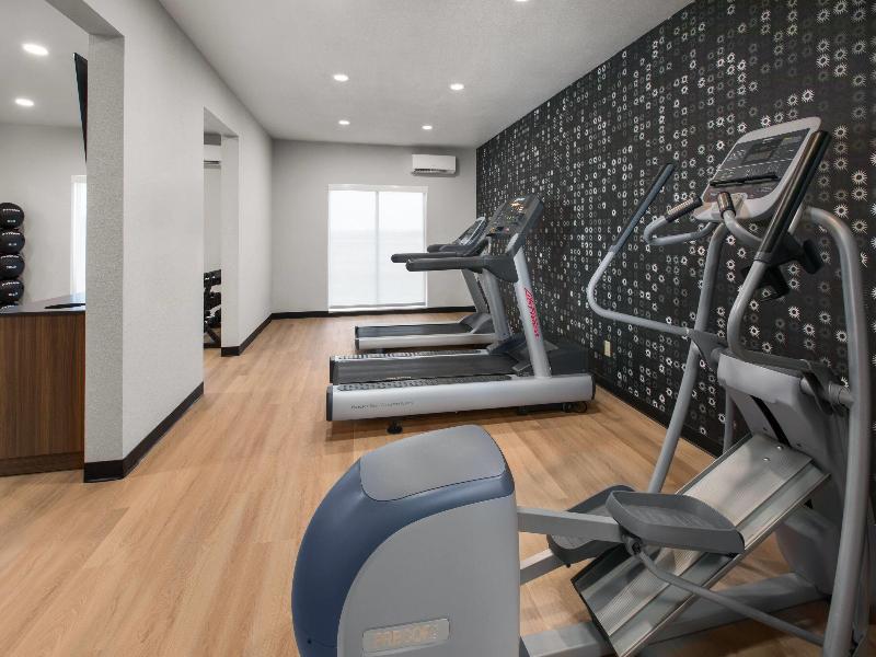 La Quinta Inn & Suites By Wyndham Minot image