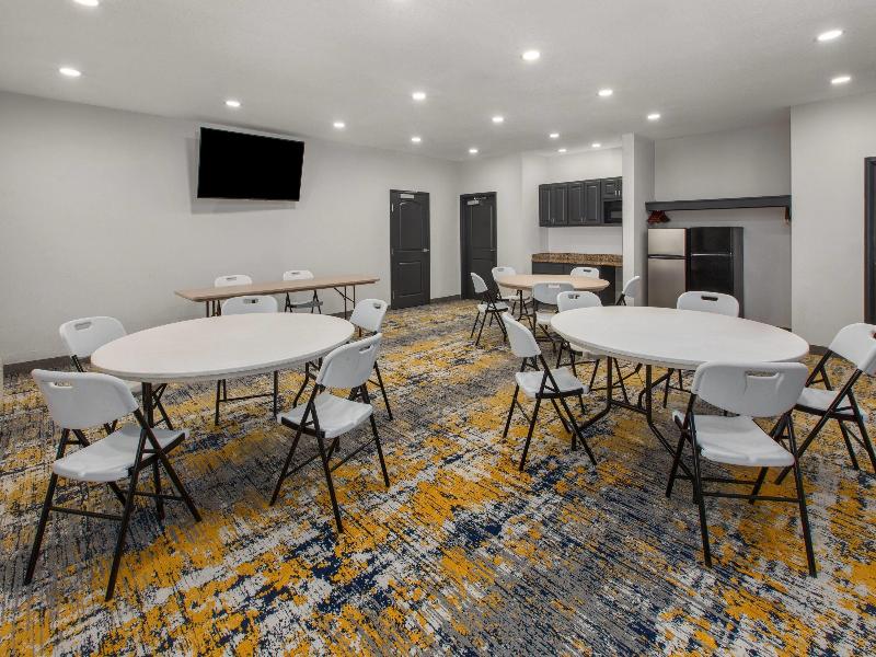 La Quinta Inn & Suites By Wyndham Minot image
