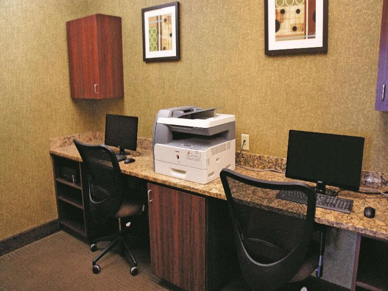 La Quinta Inn & Suites By Wyndham Minot image