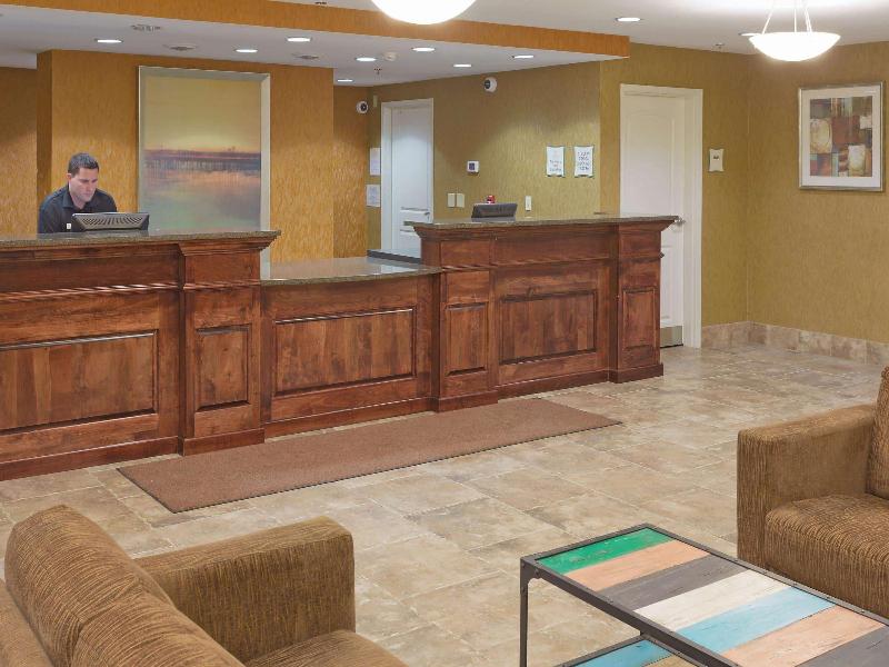 La Quinta Inn & Suites By Wyndham Minot image
