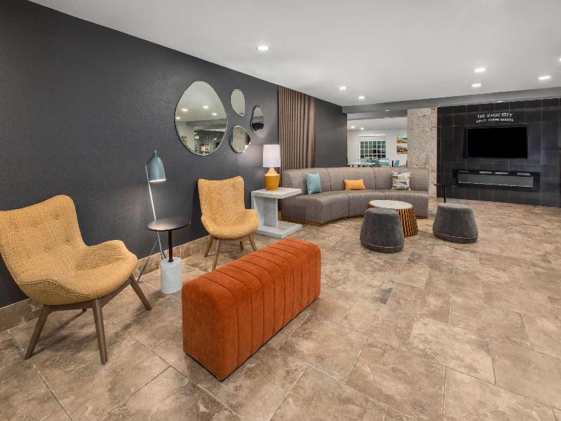 La Quinta Inn & Suites By Wyndham Minot image