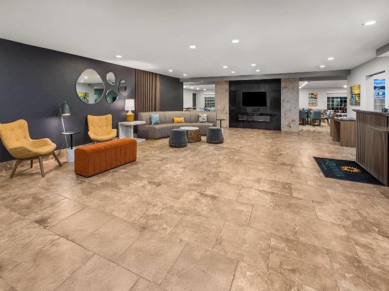 La Quinta Inn & Suites By Wyndham Minot image
