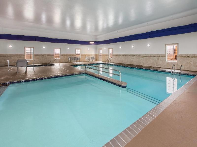 La Quinta Inn & Suites By Wyndham Minot image