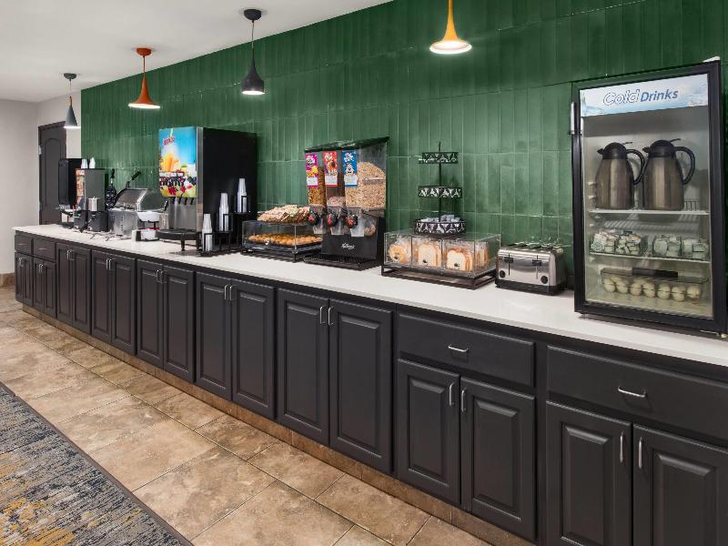 La Quinta Inn & Suites By Wyndham Minot image