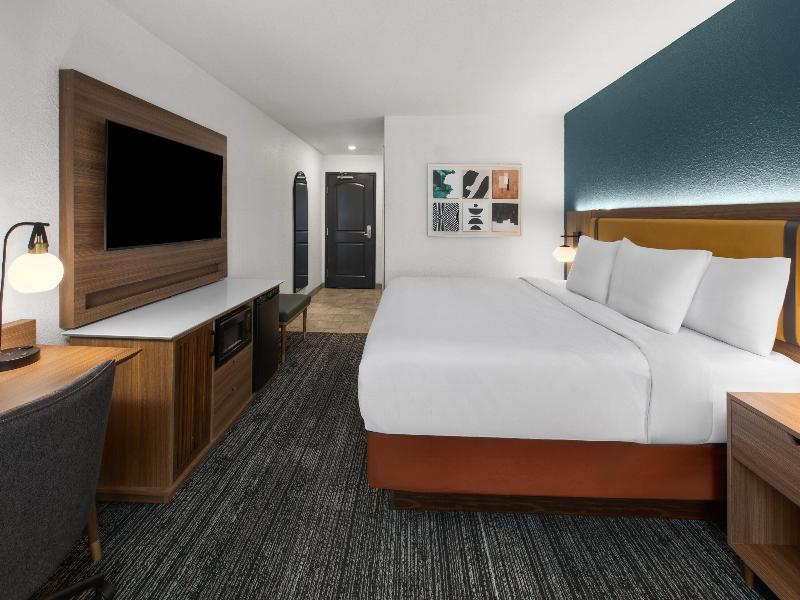 La Quinta Inn & Suites By Wyndham Minot image