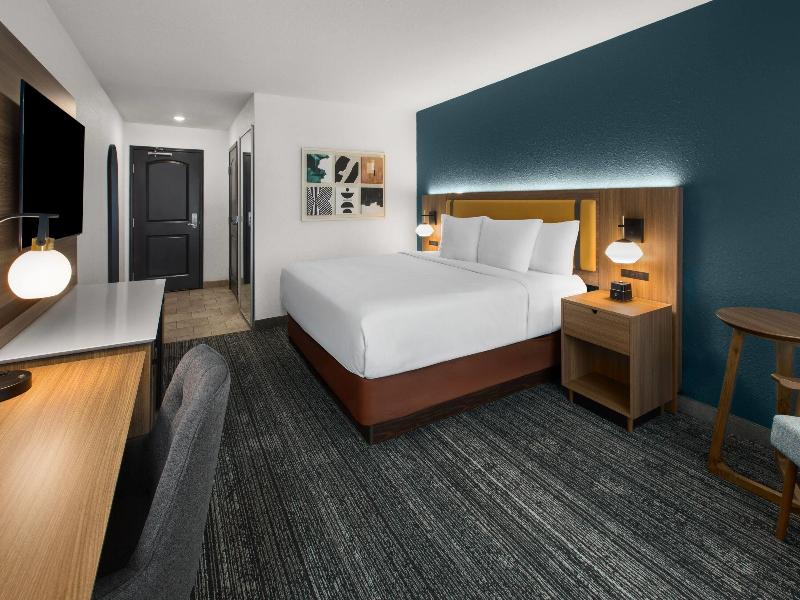 La Quinta Inn & Suites By Wyndham Minot image