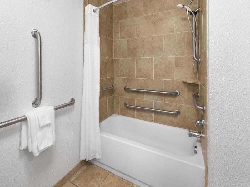 La Quinta Inn & Suites By Wyndham Minot image