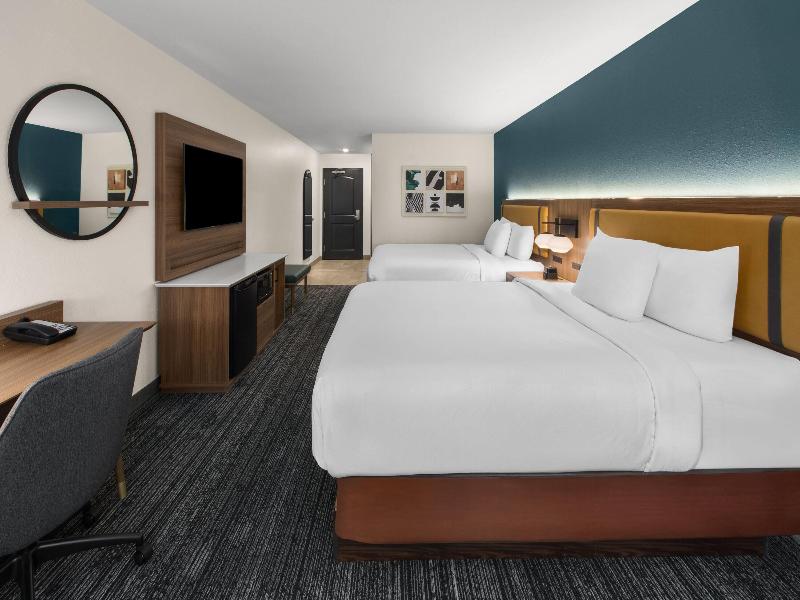 La Quinta Inn & Suites By Wyndham Minot image