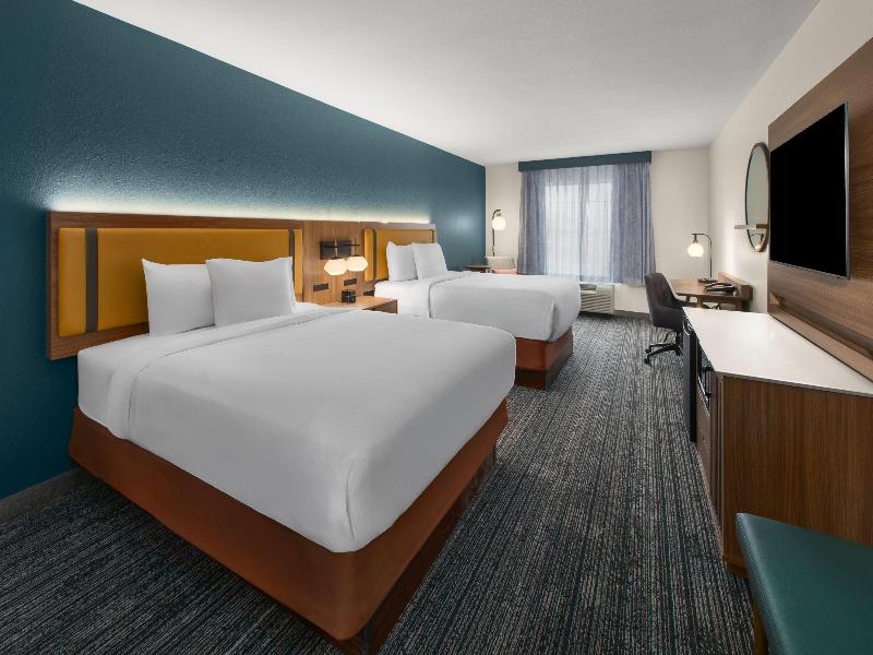La Quinta Inn & Suites By Wyndham Minot image