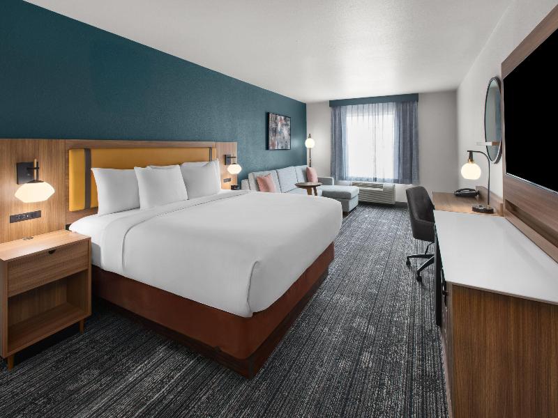 La Quinta Inn & Suites By Wyndham Minot image