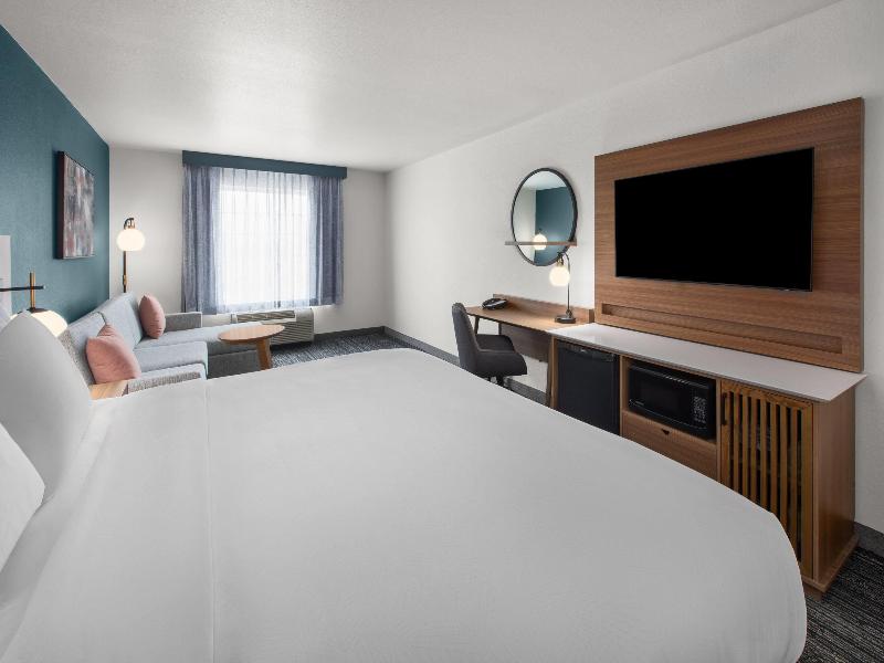 La Quinta Inn & Suites By Wyndham Minot image