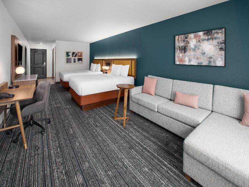 La Quinta Inn & Suites By Wyndham Minot image