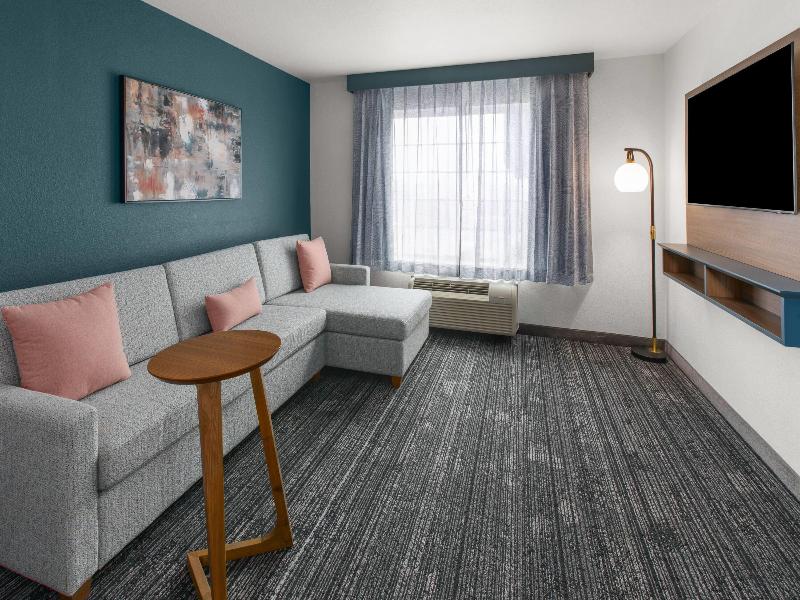 La Quinta Inn & Suites By Wyndham Minot image