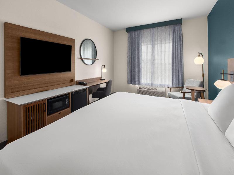 La Quinta Inn & Suites By Wyndham Minot image
