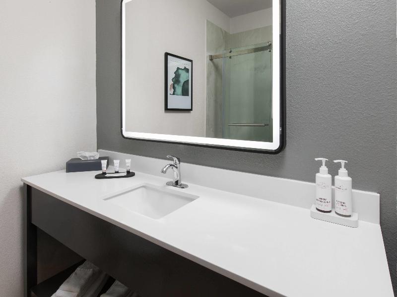 La Quinta Inn & Suites By Wyndham Minot image