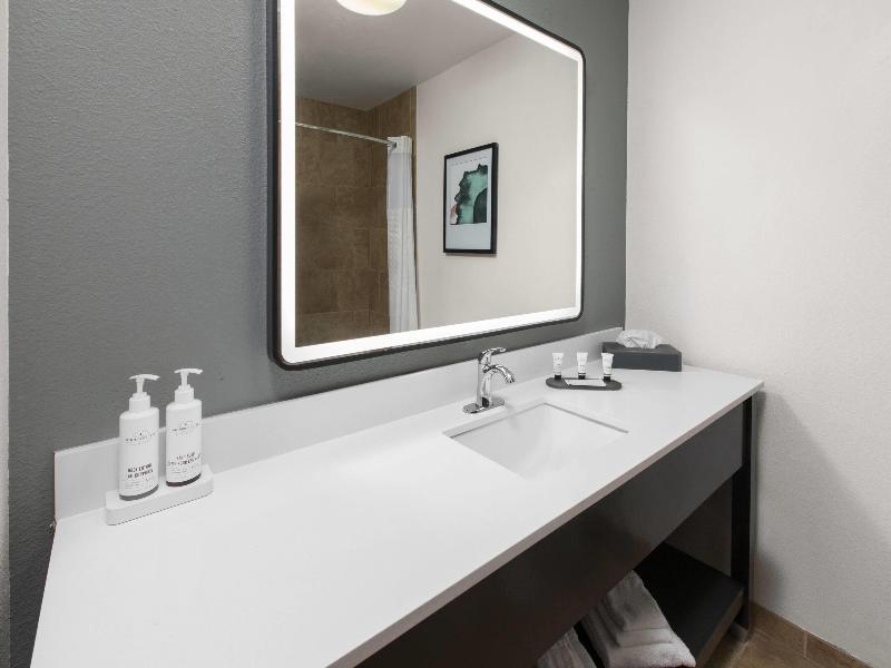 La Quinta Inn & Suites By Wyndham Minot image