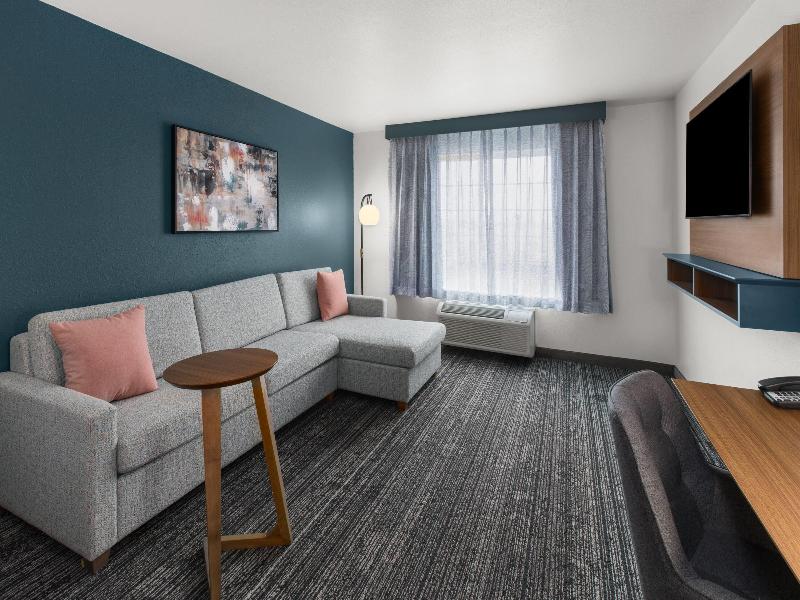 La Quinta Inn & Suites By Wyndham Minot image